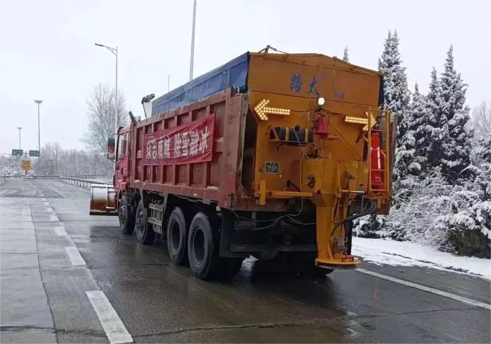 【迎寒而战·逆雪前行】天美娱乐交科养护装备助力全国众多道路高效除雪融冰、保障春运安全！